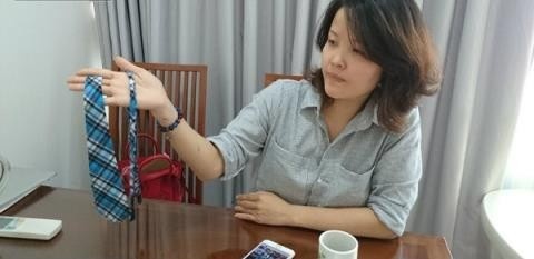 Chị Hiếu và chiếc cà vạt đi cùng đồng phục của trường VStar. Ảnh: Phụ Nữ TP HCM.
