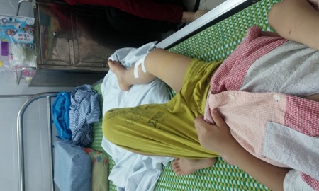 Be mam non gay chan o truong, phu huynh buc xuc hinh anh