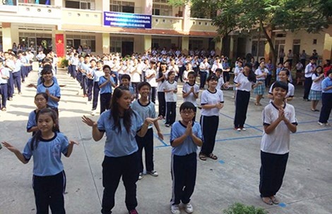 Ngôi trường xảy ra sự việc phê bình HS gây bức xúc cho phụ huynh hai tuần qua và hình ảnh HS trong giờ tập thể dục giữa giờ.