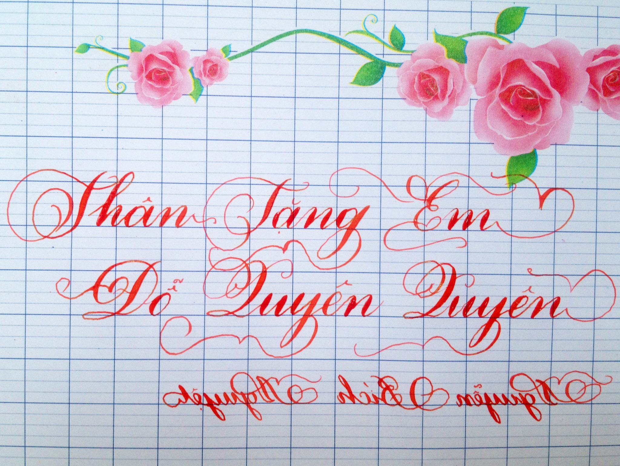 Co giao co tai viet chu nguoc bang tay trai hinh anh