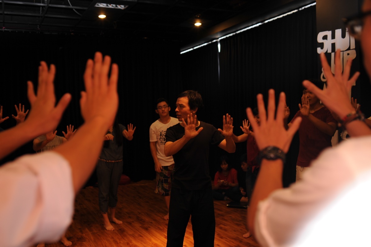 Dua kich cam vao lop hoc hinh anh