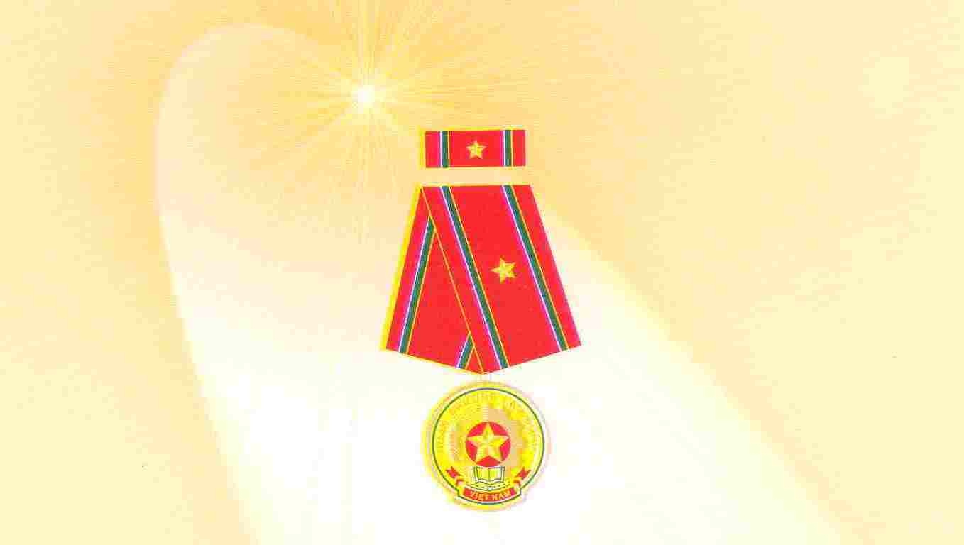 Hieu truong bi de nghi thu hoi bang khen va huan chuong hinh anh