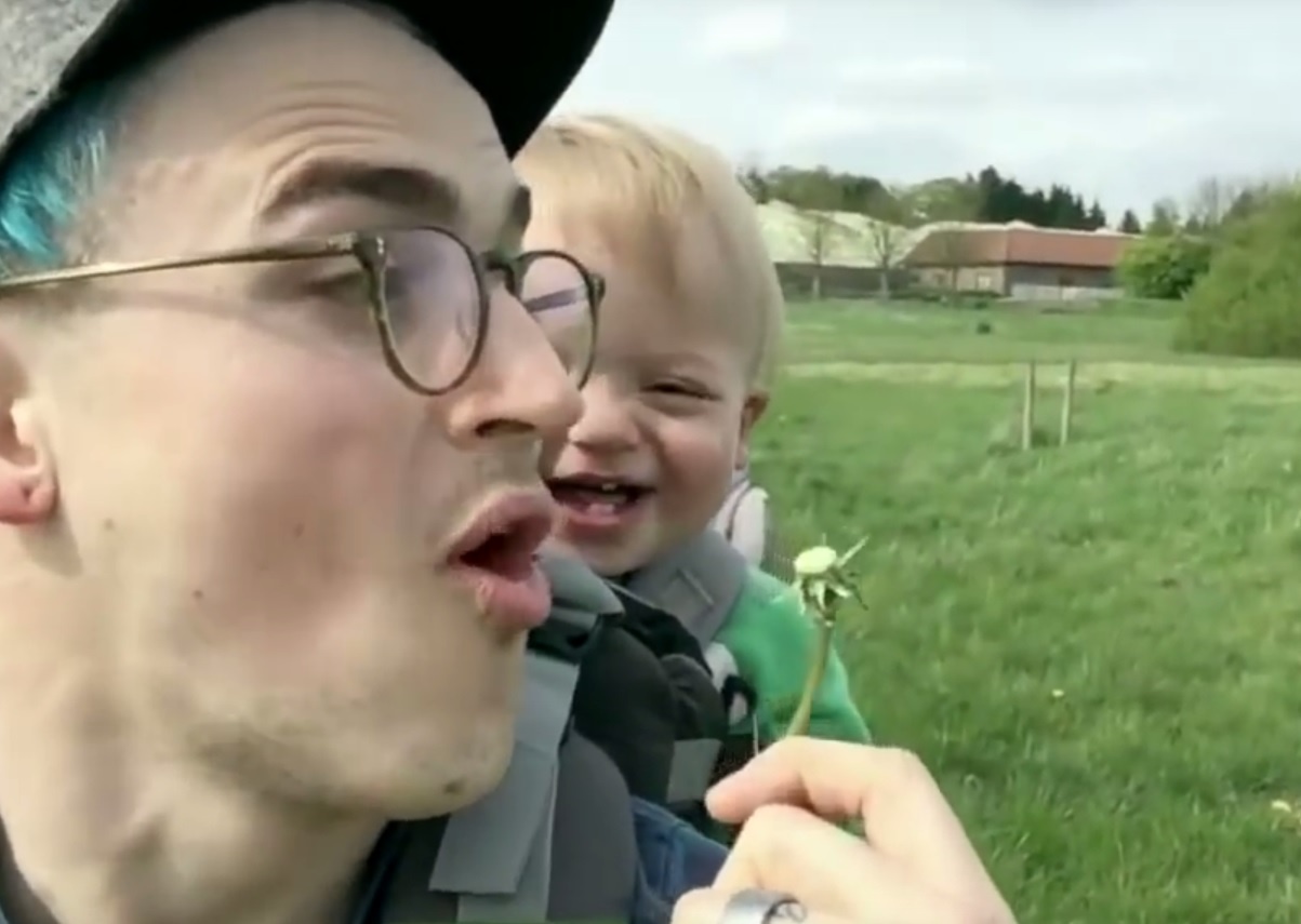 Khi the gioi them nghe tieng cuoi cha - con hinh anh