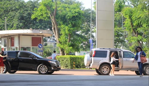 Khác hẳn sinh viên con nhà nghèo, nhiều sinh viên trường RMIT đến giảng đường với xe ô tô sang.