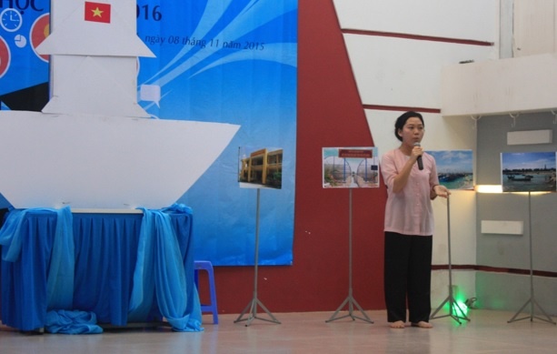 Học sinh giới thiệu về tên hòn đảo của lớp mình trong tiết sinh hoạt dưới cờ đầu tuần.