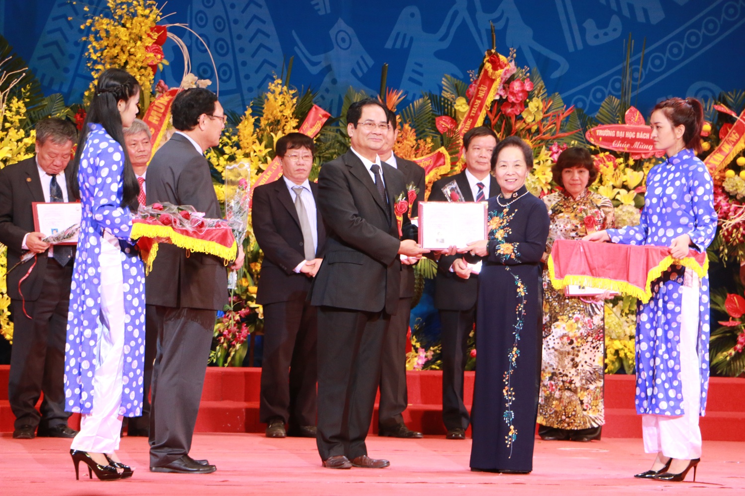 Trao quyet dinh cong nhan cho 522 giao su, pho giao su hinh anh