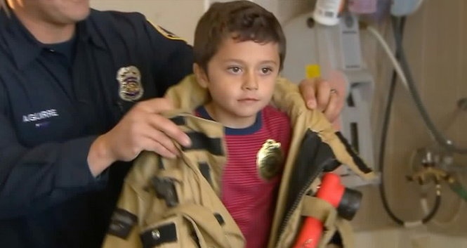 Cau be nguoi My 5 tuoi cuu ba thoat chet chay hinh anh