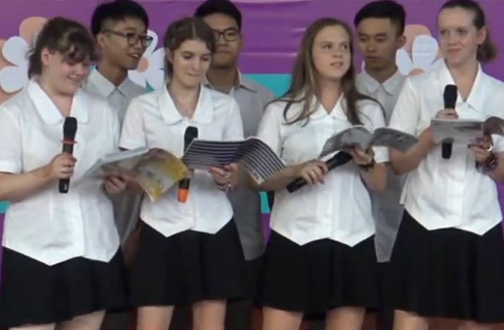 Hoc sinh Tay hat 'Bui phan' hinh anh