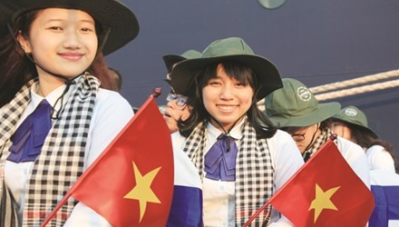 Nu sinh Viet noi chuyen chong lu truoc noi cac Nhat hinh anh