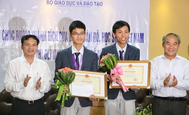 Hoc sinh doat HCV quoc te duoc nhan bang khen cua Thu tuong hinh anh