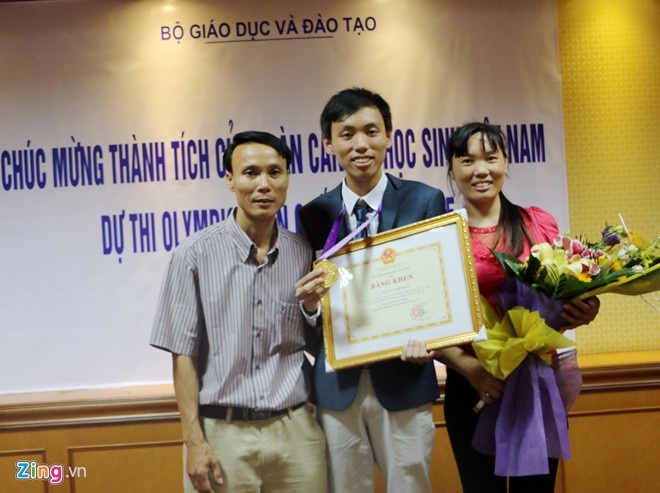 Nguyễn Thế Hoàn bên bố mẹ. Ảnh: Quyên Quyên.