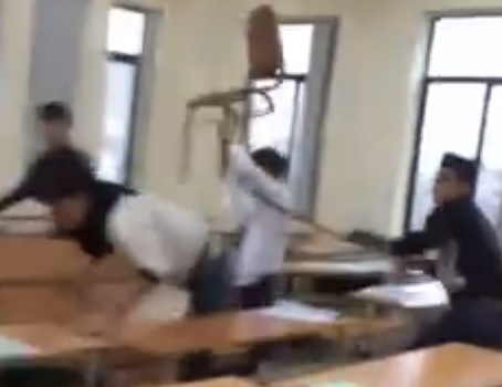 Sinh vien vac ghe danh nhau tren giang duong hinh anh