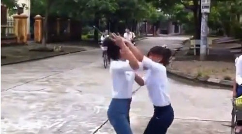 Nu sinh lop 7 rach mat nu sinh lop 9 hinh anh