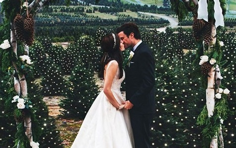 Dam cuoi dep nhu co tich giua bat ngan cay thong Noel hinh anh