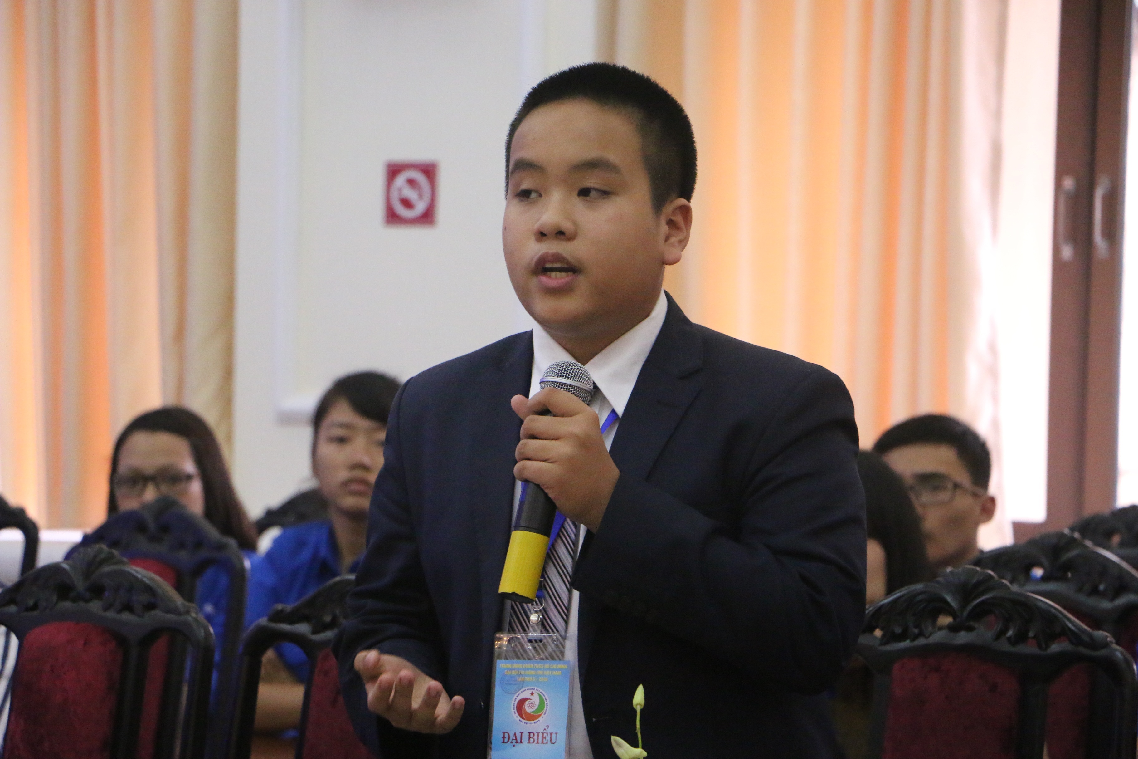 Tai nang tre ban khoan ve chay mau chat xam trong giao duc hinh anh