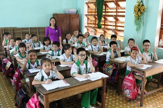 Cùng với năng lực tốt về Ngoại ngữ, Nhật Minh (bàn đầu, thứ 2 từ trái vào ) còn là học sinh khá của lớp 2C Trường Tiểu học Trần Quốc Tuấn..