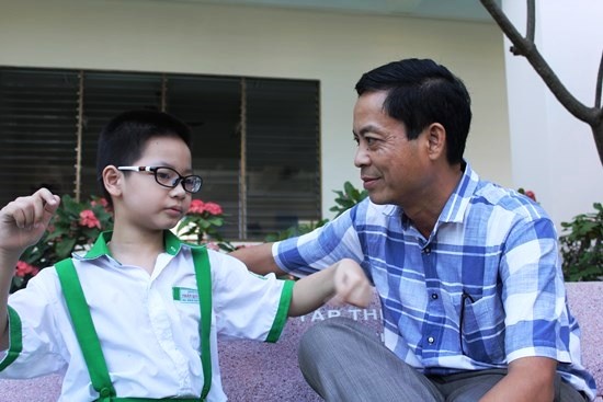 Than dong 7 tuoi noi thao tieng Anh hinh anh