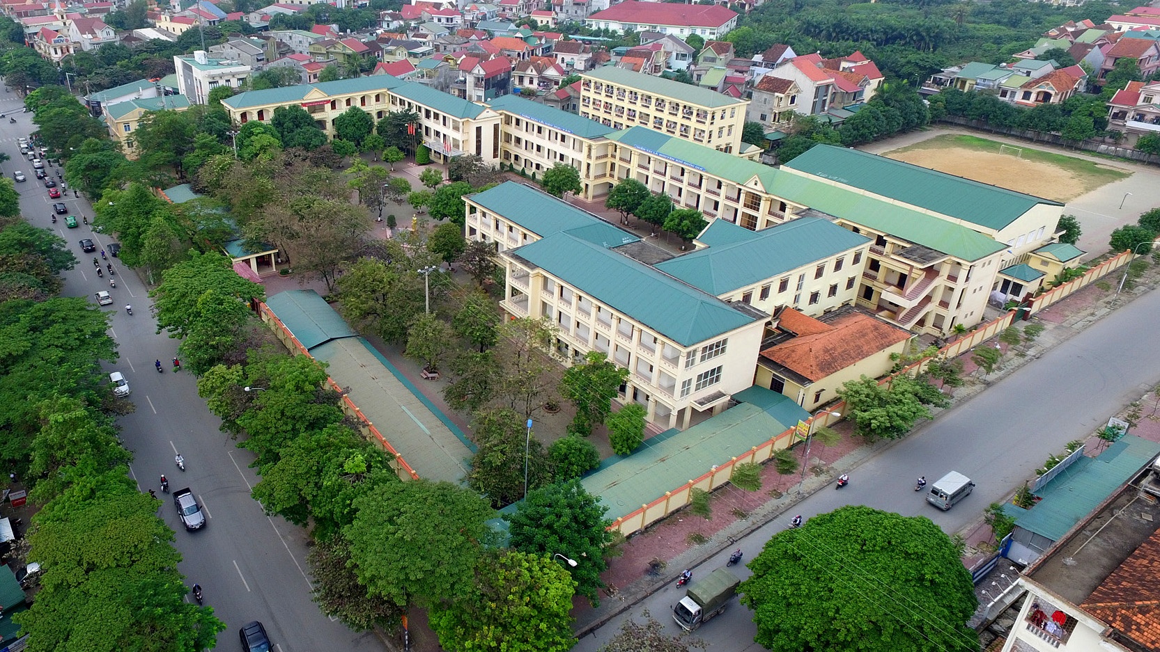 Toan canh ngoi truong cap 3 noi tieng xu Nghe hinh anh