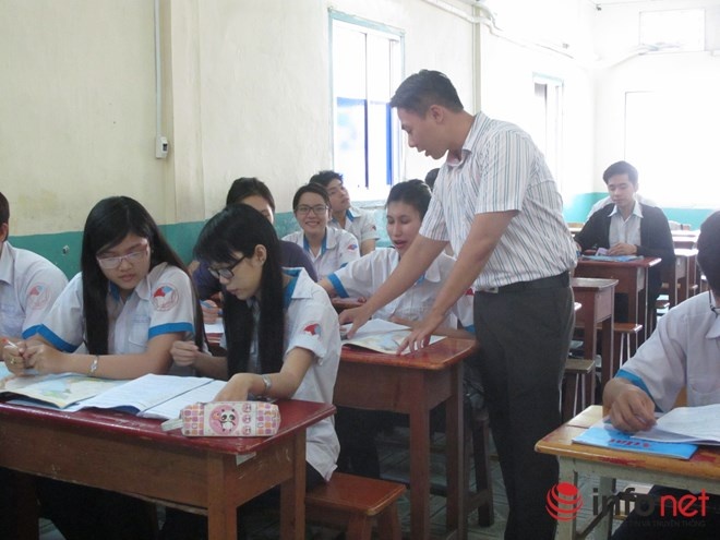 Quá lệ thuộc vào sách giáo khoa và tài liệu giảng dạy.