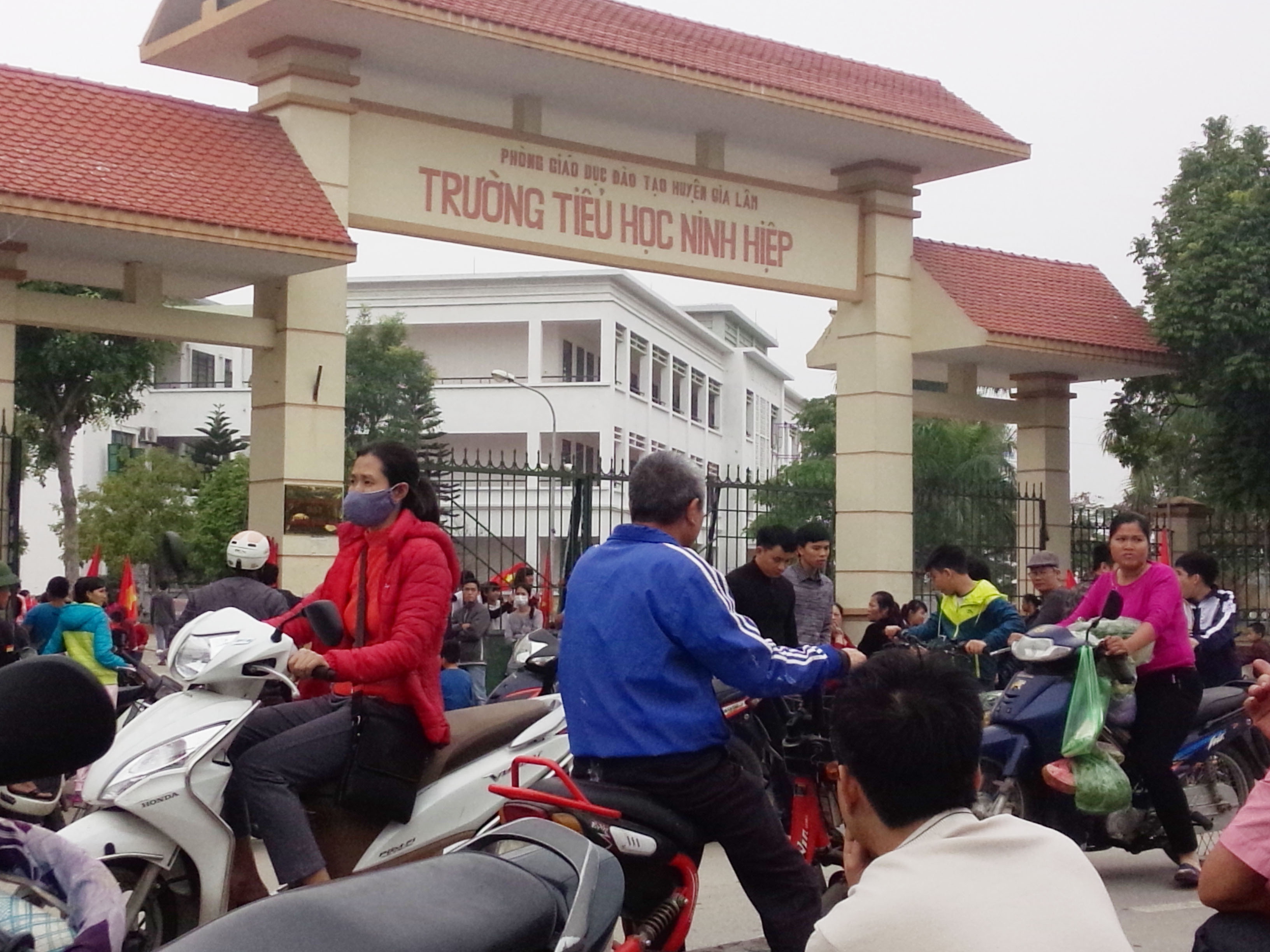 Hang tram hoc sinh tran vao truong bat ban nghi hoc hinh anh