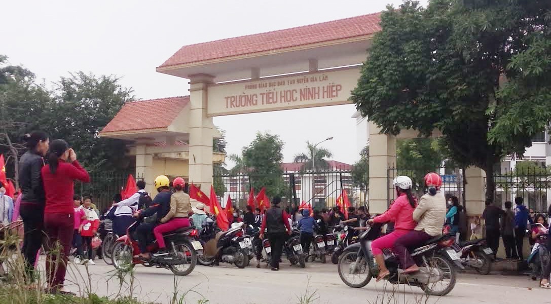 Hoc sinh Ninh Hiep duoc cho tien de nghi hoc hang loat? hinh anh