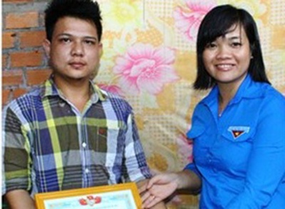 Trao giay khen cho thanh nien cuu 2 nguoi giua dong nuoc hinh anh