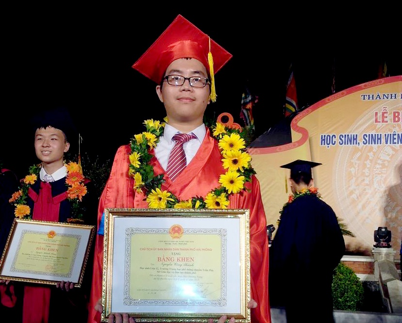 Chang trai vang Olympic Vat ly tu van thi ACT dat diem cao hinh anh