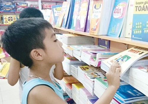 'Khong co chuyen sach giao khoa hai mien Bac - Nam' hinh anh