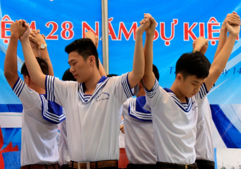 Hoc sinh lop Gac Ma roi nuoc mat ky niem ngay 14/3 hinh anh