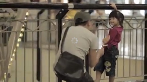 Clip tre em bi du do de bat coc hinh anh