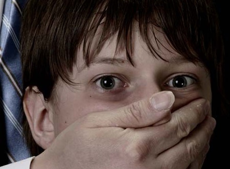 Day tre ky nang phong tranh bi bat coc hinh anh