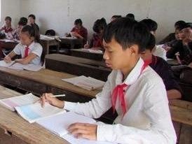 Nghe An: Hoc sinh vung bien bo hoc di giup viec hinh anh