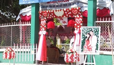 Cho hoc sinh nghi som de thay co di… dam cuoi hinh anh
