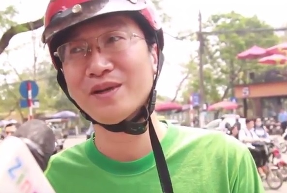 Phu huynh noi ve nguoi me bat con coi truong giua pho hinh anh