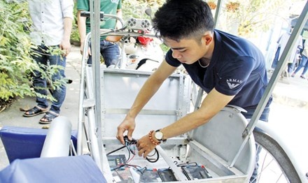 Che xich lo chay bang nang luong mat troi hinh anh