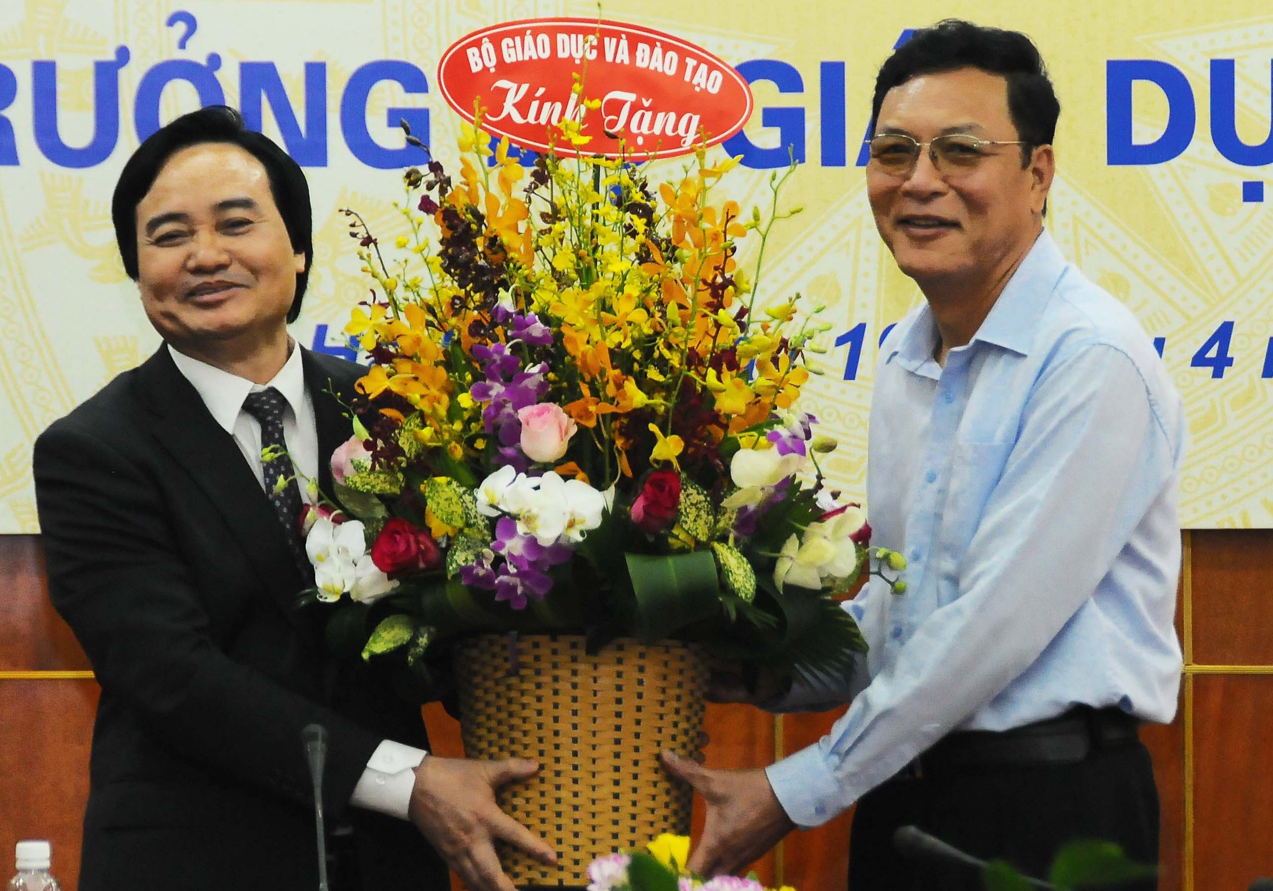 Ban giao nhiem vu Bo truong GD&DT hinh anh