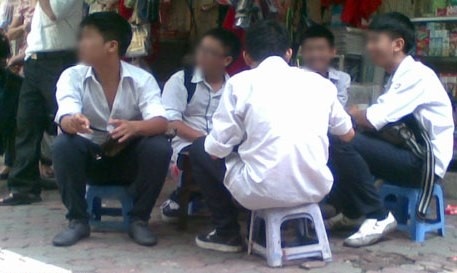 Cuoc hop 7 tieng giam nhe ky luat cho 3 hoc sinh o Thai Binh hinh anh