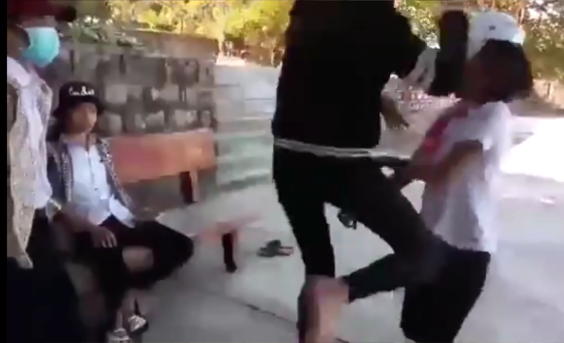 Nu sinh cap hai danh ban: Tuoi nao nen dung Facebook? hinh anh