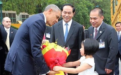 Be gai Viet tang hoa Tong thong Obama o Phu Chu tich hinh anh