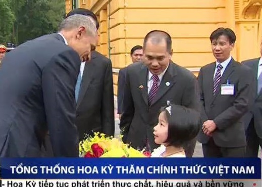 Clip thieu nhi Viet tang hoa Tong thong Obama hinh anh