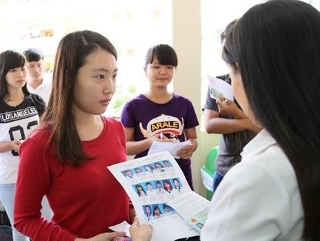 Thi sinh duoc ho tro kinh phi khi du thi THPT quoc gia hinh anh