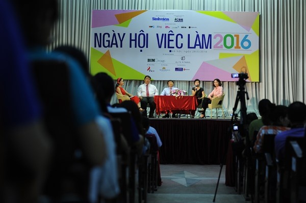 ngay hoi viec lam anh 2