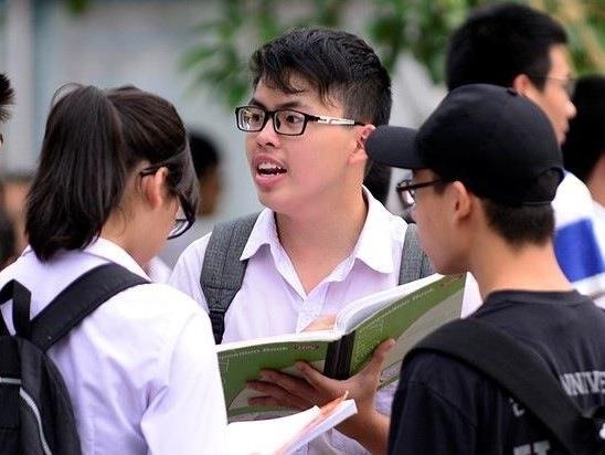 Ba thi sinh bi dinh chi vi mang dien thoai vao phong thi hinh anh