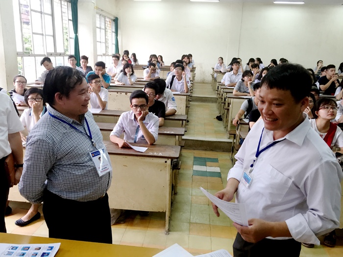 Thu truong GD&DT: 'Thi sinh dung nghi thi cu qua ghe gom' hinh anh