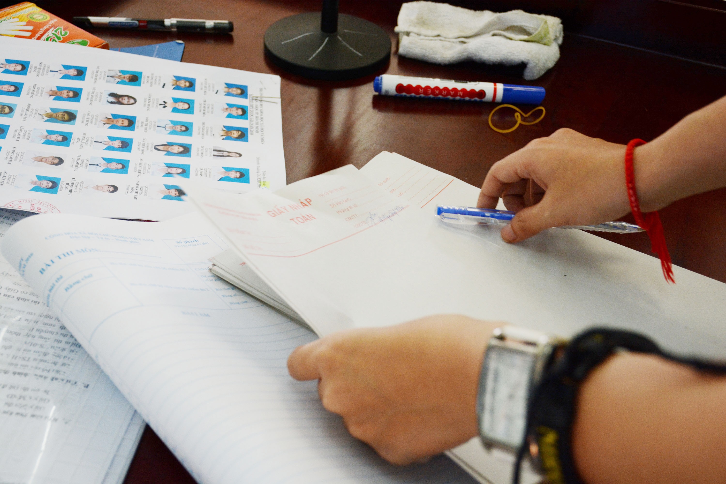 Nam sinh cai va khong ky bien ban khi su dung phao thi hinh anh