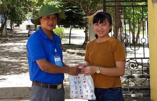 60 nguoi phuc vu mot nu sinh thi Vat ly hinh anh