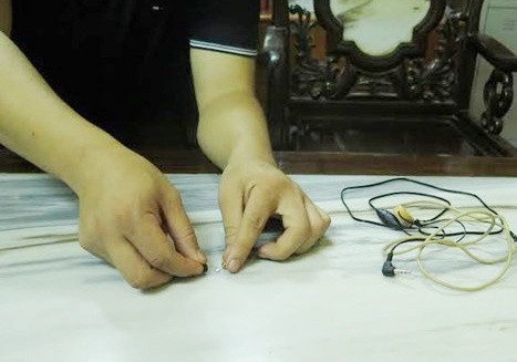 Thi sinh dung tai nghe, cai thiet bi thu phat quanh nguoi hinh anh