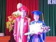 Le tot nghiep, hieu truong tuong nho nu sinh bi sat hai hinh anh