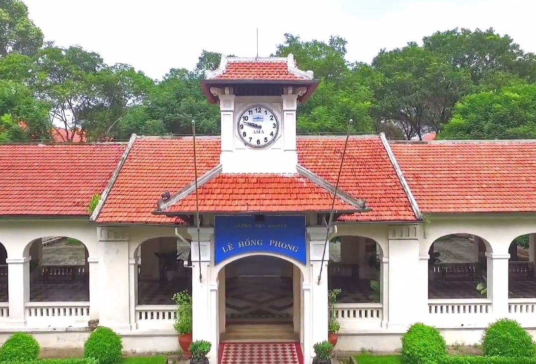 Ve dep cua ngoi truong gan 100 tuoi nhin tu camera bay hinh anh