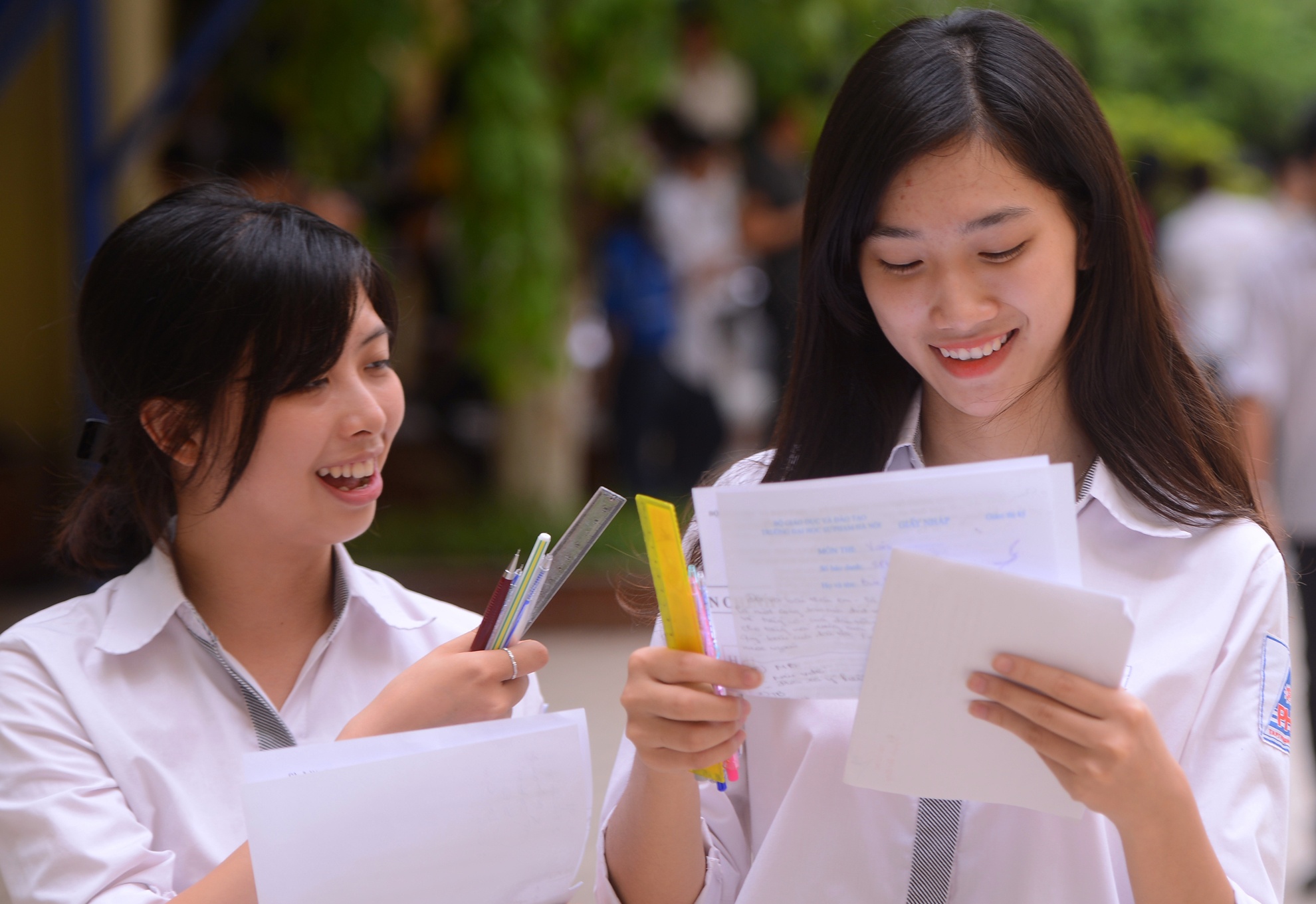 Cum thi tot nghiep diem cao: Lai la benh thanh tich? hinh anh